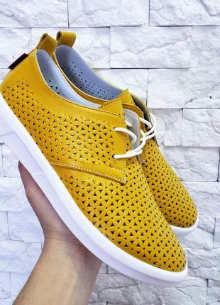 Шкіряні мокасини в дірочку