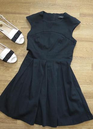 Маленьке коротке чорне плаття