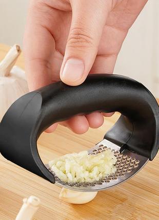 Прес для часнику, подрібнювач garlic press з неіржавкої сталі з пластиковою ручкою7 фото