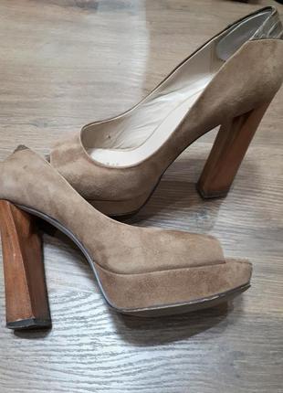 Бежевые велюровые замшевые кожаные туфли с открытым носком mascotte