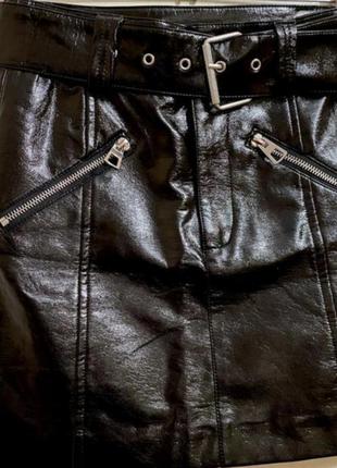 Кожаная лаковая юбка bershka