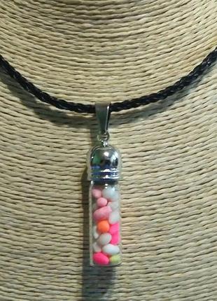 Стильная подвеска на кожаном шнурке-видео-светится.