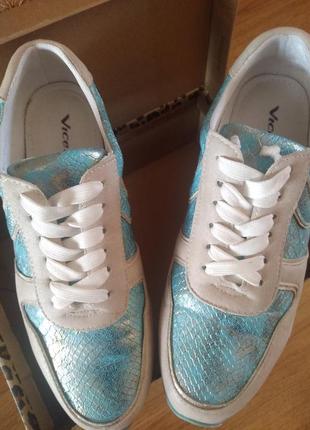 Кроссовки женские бежевые с голубыми вставками
