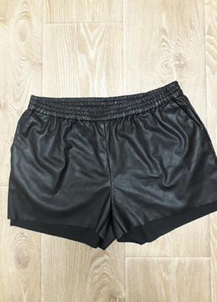 Шорти з шкірозамінника.