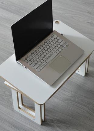 Стильный деревянный стол для ноутбука