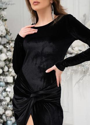 Черное велюровое платье с драпировкой и разрезом2 фото