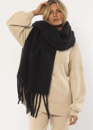 Большой теплый шарф с бахромой etam