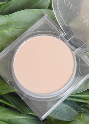 Прессованная сияющая пудра для лица huda beauty glowish luminous pressed powder (01 fair) 10 g3 фото