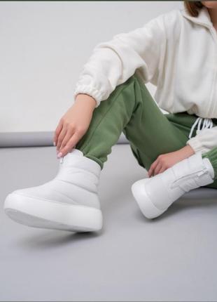 Белые теплые ботинки дутики