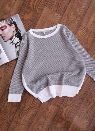 Светрик сіро-білого кольору