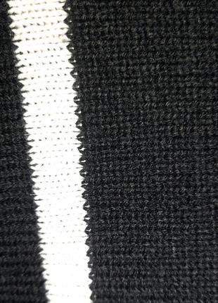Черный свитер в вертикальную полоску свободного кроя4 фото
