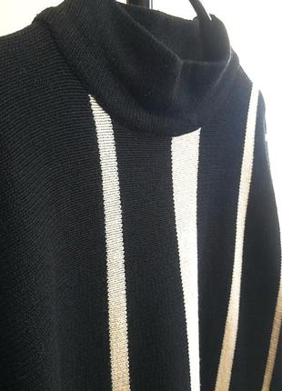 Черный свитер в вертикальную полоску свободного кроя3 фото