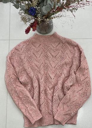 Нежно-розовый стильный свитер