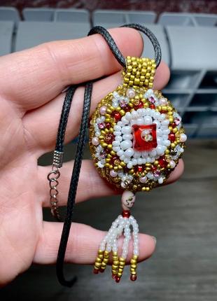 Кулон,підвіска, ручної роботи з бісеру та намистин.