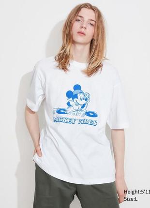 Футболка uniqlo з малюнком mickey stands5 фото