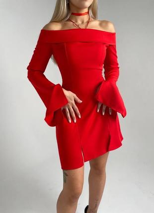 Нежное платье с открытыми плечами и двумя разрезами спереди с завязкой чокером на шее1 фото