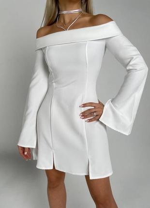 Нежное платье с открытыми плечами и двумя разрезами спереди с завязкой чокером на шее4 фото