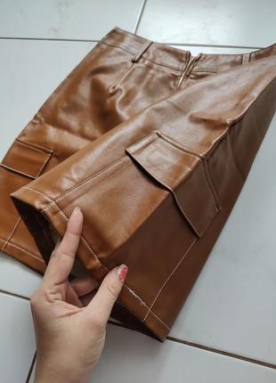 Трендовая кожаная юбка с карманами3 фото