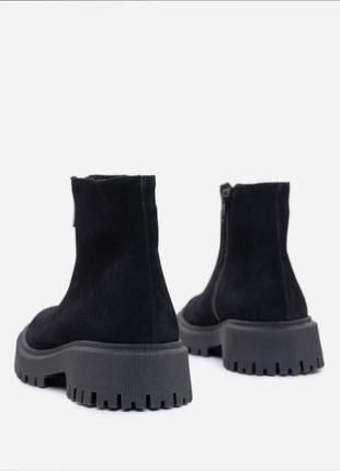 Черные замшевые ботинки с молнией3 фото