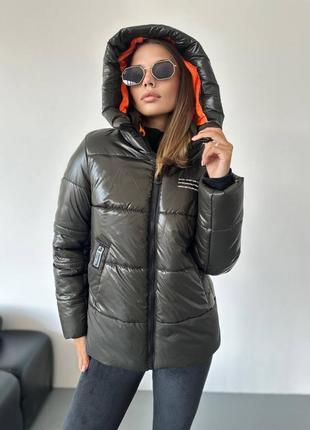 Зимняя короткая куртка с мехом на капюшоне на молнии2 фото