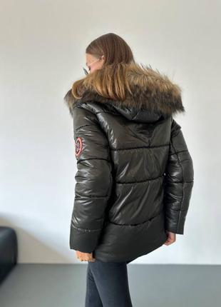 Зимняя короткая куртка с мехом на капюшоне на молнии3 фото
