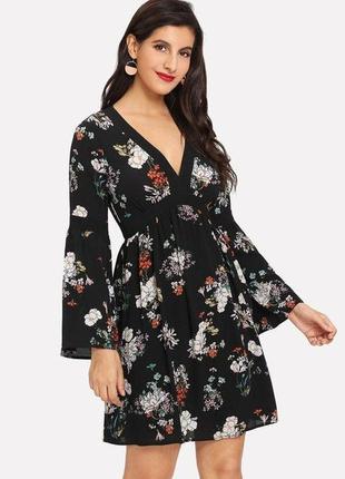 Чорна міні сукня в квітковий принт з широкими рукавами від boohoo