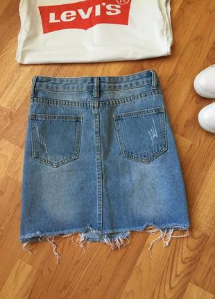 Крутая джинсовая юбка высокая талия с рваностями и бахрамой4 фото