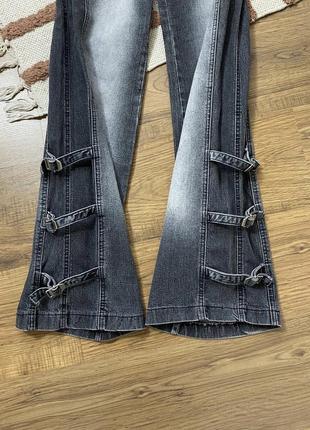 Авангардные джинсы на застежках клеш прямые широкие5 фото