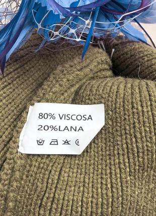 Новая  стильная вязаная итальянская шапуля с ярко-голубой буклированной буквой с.5 фото