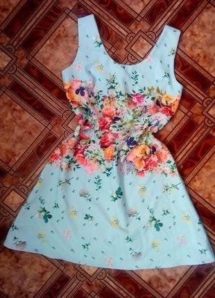 Красивое платье с цветочным принтом.