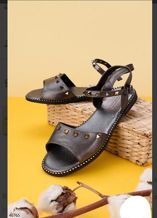 Серые серебристые босоножки сандалии на плоской подошве низкий ход с заклепками металлик