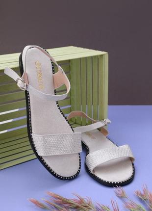 Белые босоножки сандалии на плоской подошве низкий ход со стразами1 фото