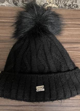 Зимняя шапка с бубоном