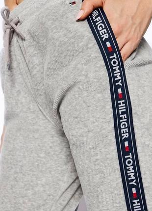 Спортивні штани tommy hilfiger сірі спортивки томмі хілфігер з лампасами джоггери манжети