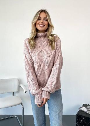 Стильный вязаный свитер