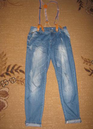 Классные джинсы-бойфренды с подтяжками1 фото