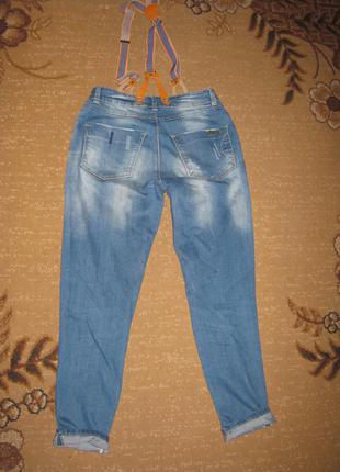 Классные джинсы-бойфренды с подтяжками2 фото