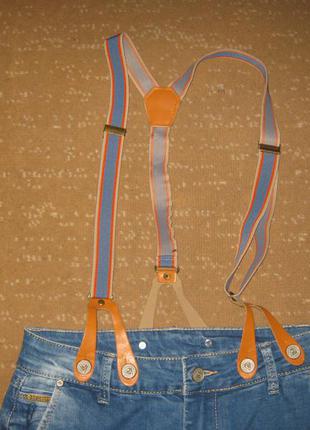 Классные джинсы-бойфренды с подтяжками3 фото