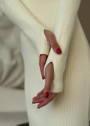Платье миди однонтонное на длинный рукав с воротником с разрезом по с прорезями для пальцев качественное стильное теплое молочное3 фото