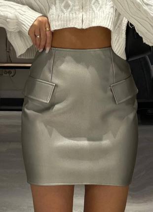 Кожаная юбка карандаш мини короткая юбка с карманами искусственная эко кожа стильная базовая черная серая бежевая белая серебряная2 фото