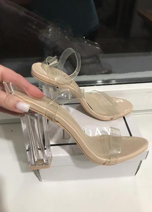 Продам женские босоножки