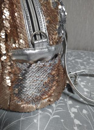 Золотисто-серебристый рюкзак в пайетках4 фото