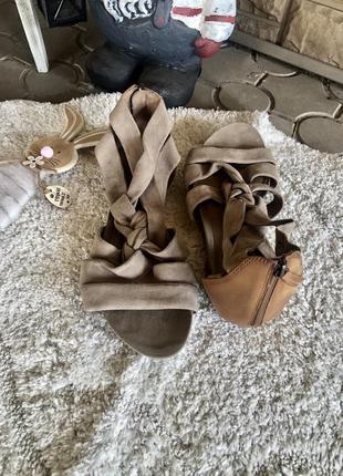 Легкі босоніжки кольору кемел у стилі casual