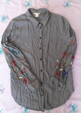 Сорочка в гусячі лапки та вишитими рукавами