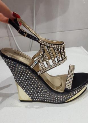 Нарядные босоножки