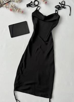 Шикарное атласное платье с затяжками по бокам на тонких бретельках по фигуре короткая меди вечерняя8 фото