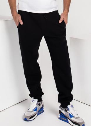Черные утепленные флисом спортивные штаны с манжетами1 фото