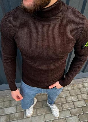 Мужской стильный приталенный свитер stone іsland под горло коричневый