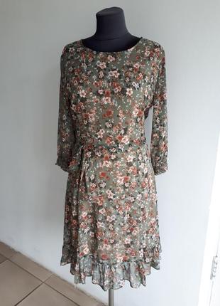 Креп-шифонова сукня в ніжних літніх тонах з принтом і поясом.