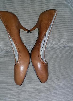 Кожаные классические лодочки на шпильке бренда buffalo london р.41 (27см)